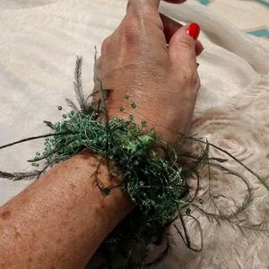 NWT APRIL CORNELL GREEN FEATHER BRACELET